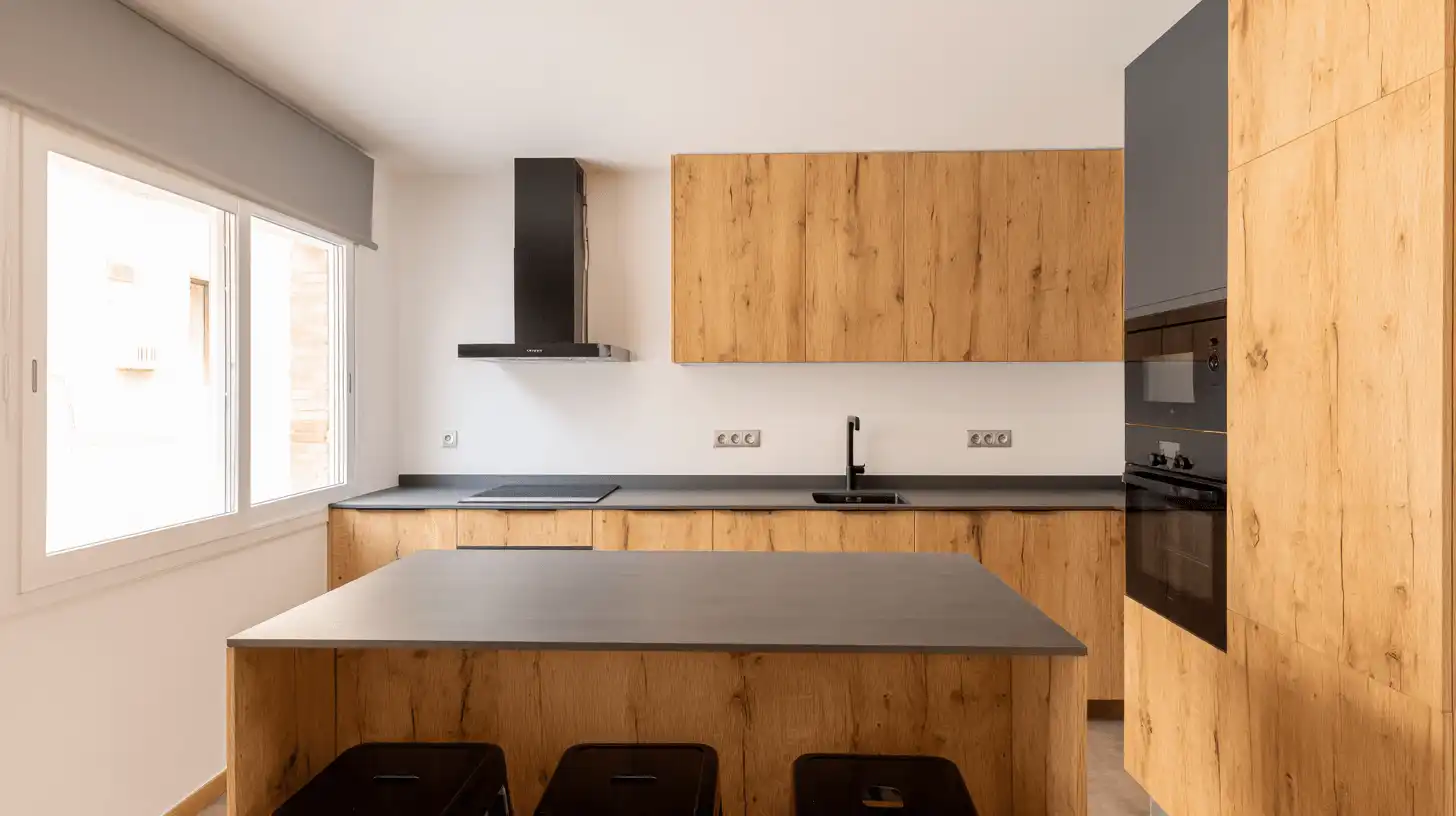 Reforma de cuina de fusta amb illa central en un habitatge de Sabadell